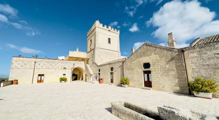 Farm with terrace, garden & pool in Matera