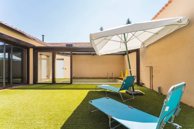 Vacation home with private pool, yard & BBQ — photo 3