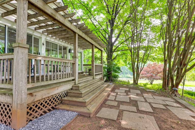 Near Shops & Parks: Dog-Friendly Maryland Gem — photo 2