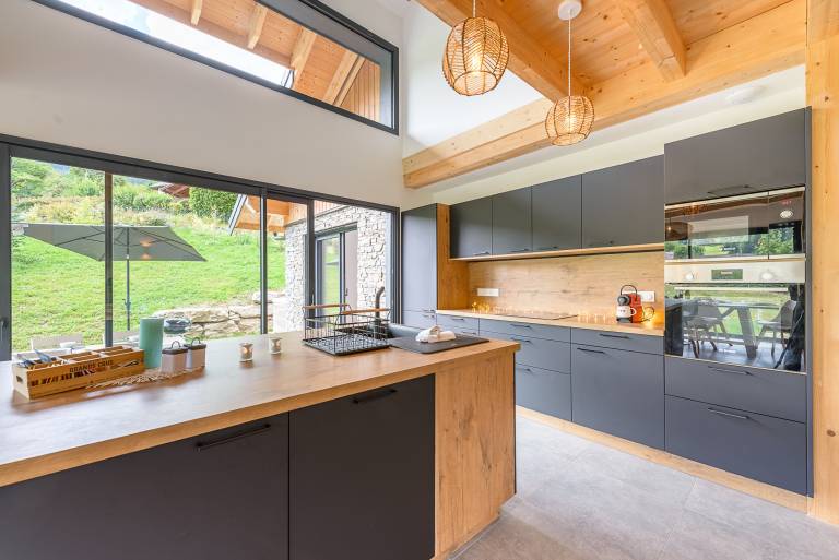 Chalet with patio, yard & barbeque | Mountain view — photo 5