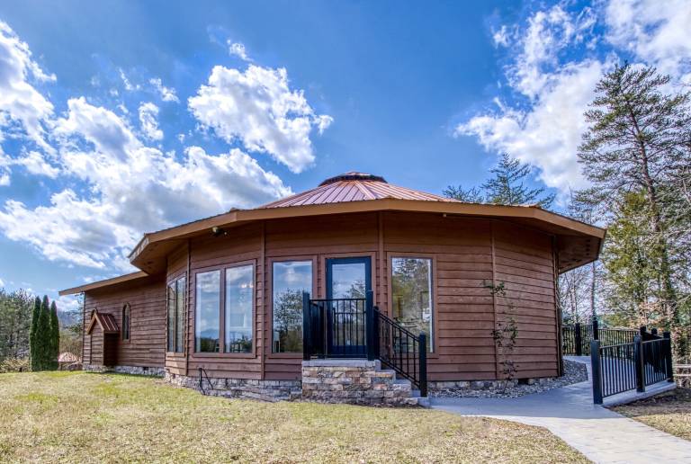 Child-friendly cabin with patio & private pool | Pets allowed — photo 5