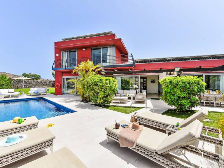 Fully equipped pleasant house with terrace, private pool & garden | Mountain view | Pets are welcome in San Bartolomé de Tirajana
