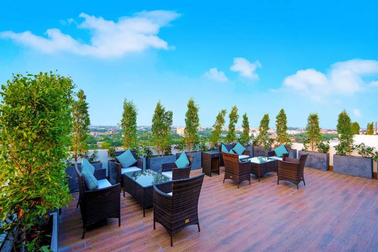 Serviced apartment with terrace & pool — photo 3