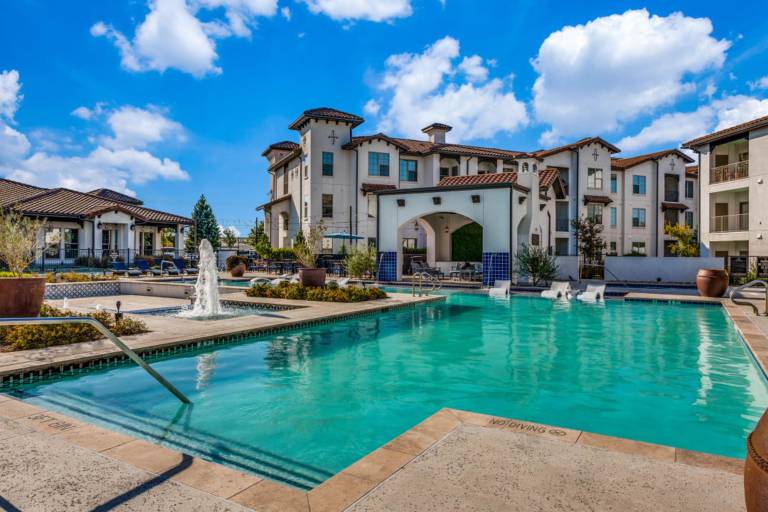 Spacious CozySuites on I 35 w pool and parking 01