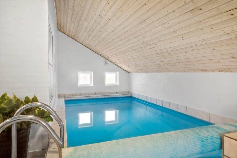 Vacation home with sauna, jacuzzi & pool — photo 3
