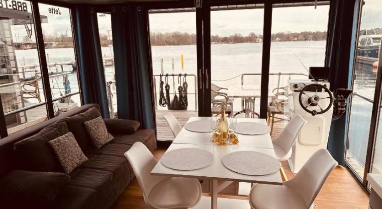 Boat with 2 rooms for 6 persons — photo 3