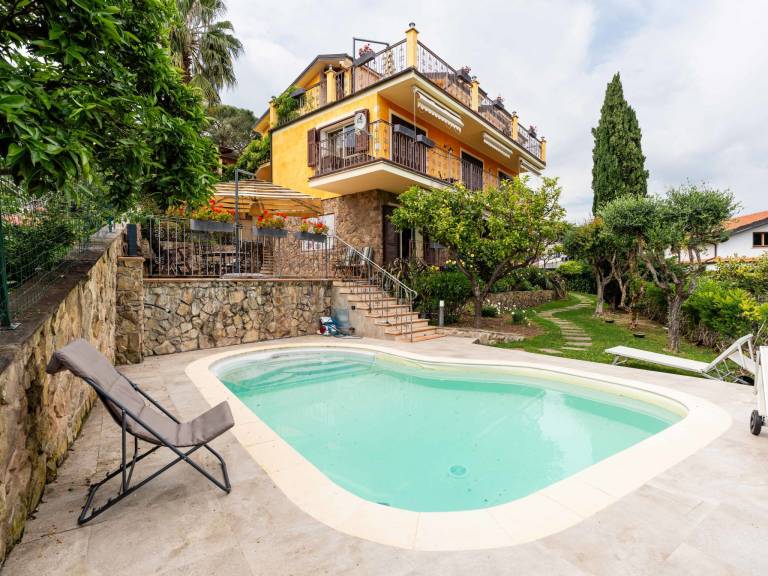 Holiday apartment with yard & pool | Sea view — photo 2