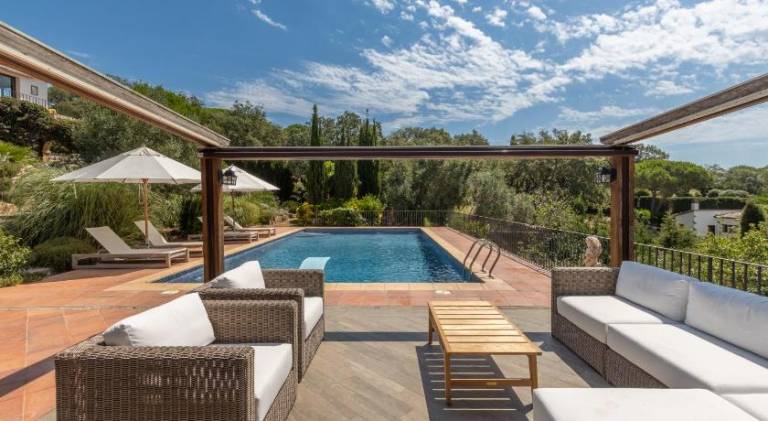 Villa with pool — photo 3