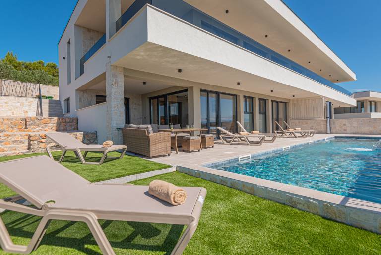 Villa with private pool, patio & BBQ | Garden view — photo 5