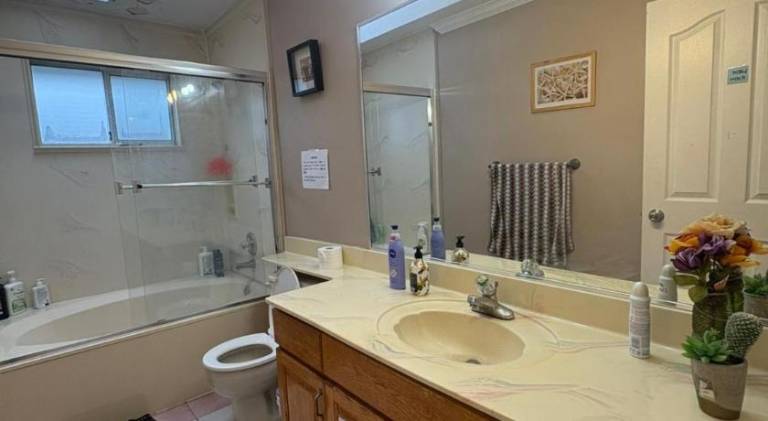 Surrey- Delta Budget Guest House - Private Rooms & Suites, Free Parking & Fast Wi-Fi — photo 2