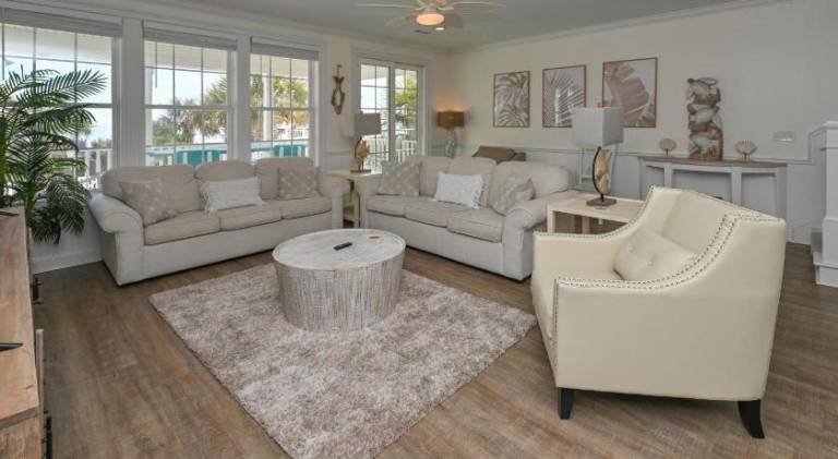 Vacation home with pool | Beach nearby | Pet-friendly — photo 3