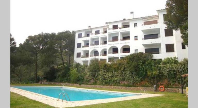 Apartment with patio, yard & private pool — photo 4