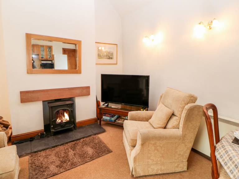 Child-friendly charming cottage with jacuzzi & yard | Pets are welcome — photo 4