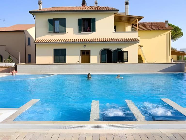 Serviced apartment with barbecue, pool & garden | Pet-friendly in Cecina