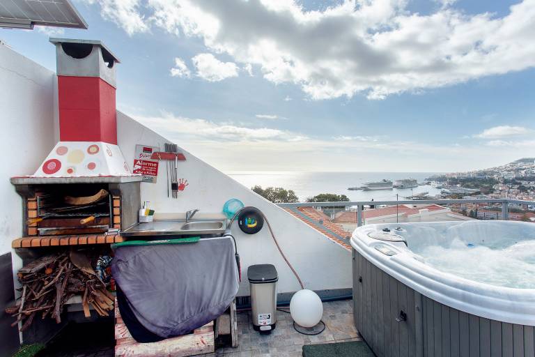 Fully equipped spacious vacation home with grill, fast internet & patio | Next to Farmers Market | Sea view | Pets allowed — photo 4