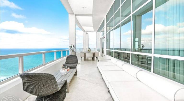 House with jacuzzi & pool in Miami Beach, FL