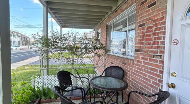 Holiday apartment with yard & patio — photo 5