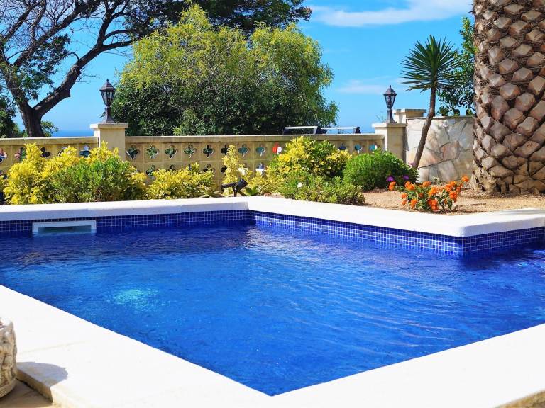 Fully equipped charming villa with yard, patio & private pool | Sea view | Beach nearby | Pet-friendly — photo 2