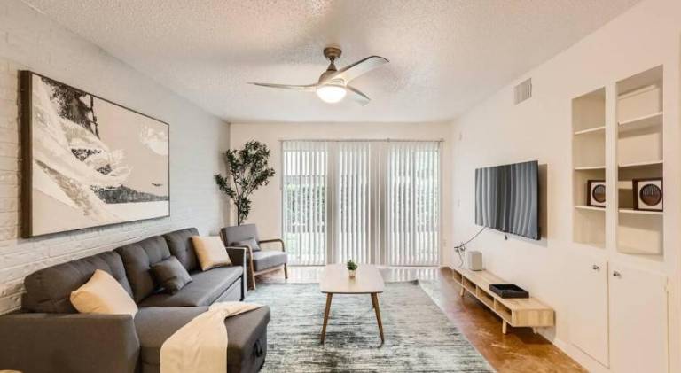 Apartment with pool | Dogs allowed in Austin, TX