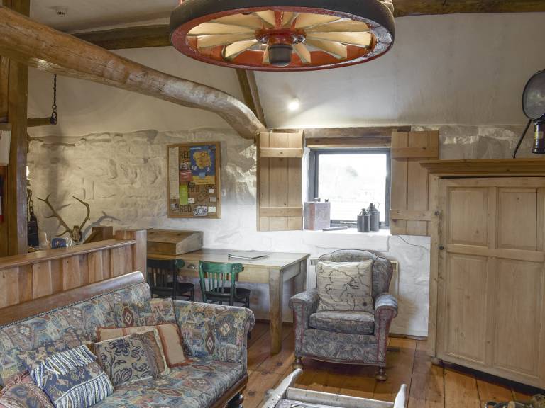 Cottage with pool — photo 4