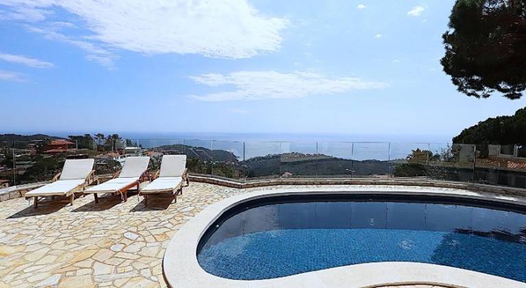 Beautiful house with terrace, garden & private pool | Pet-friendly in Lloret de Mar