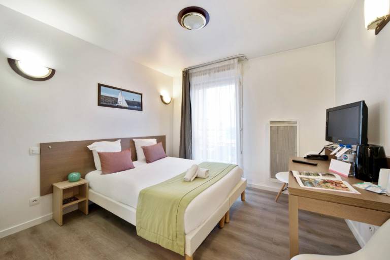 Serviced apartment with terrace & garden | Pets allowed in Versailles