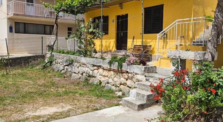 Vacation home with 3 rooms for 6 persons in Tucepi