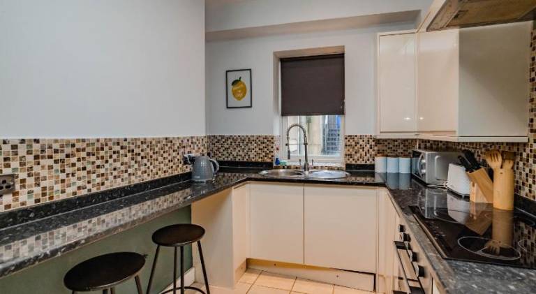 Central Three Bedroom Flat I Sleep Upto 9 Guests — photo 5