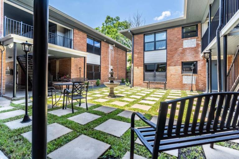 1BR Private Bath Free Parking Fast WiFi