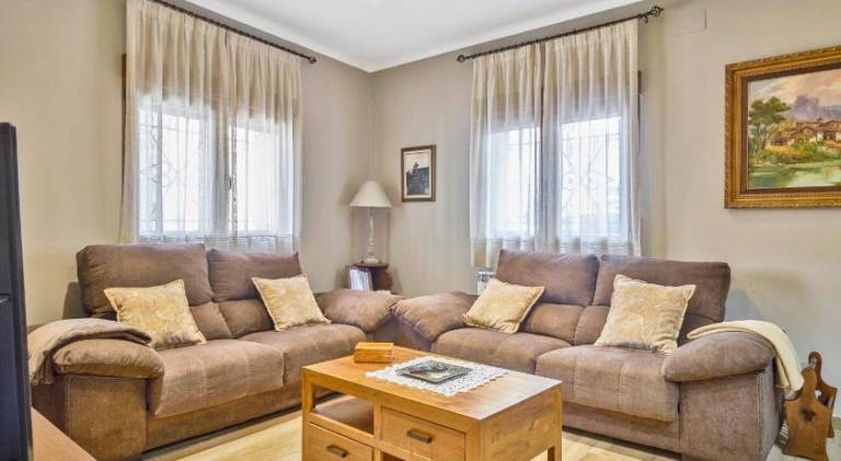 Vacation home with terrace, BBQ & yard in Ávila