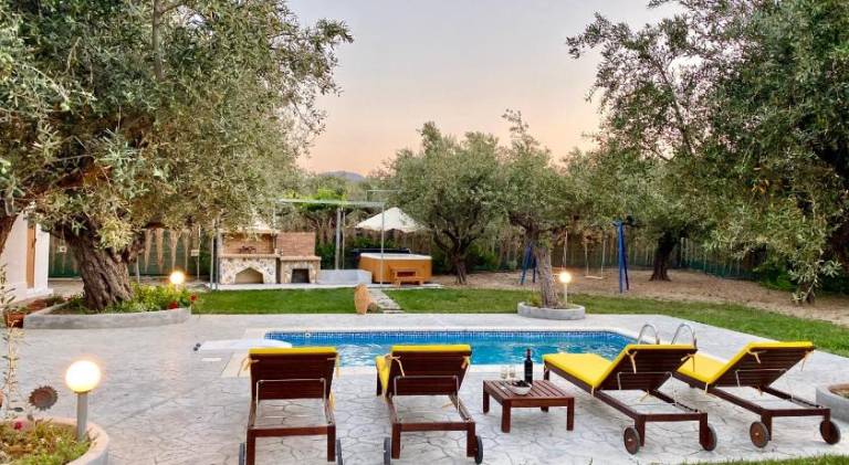 Villa with patio, private pool & grill — photo 3