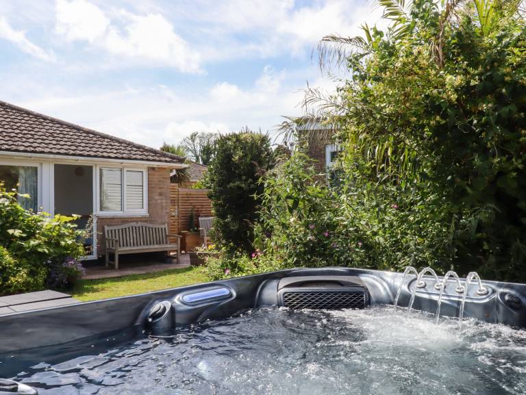 Family-oriented lovely cottage with yard & jacuzzi | Beach view | Pets are welcome — photo 3