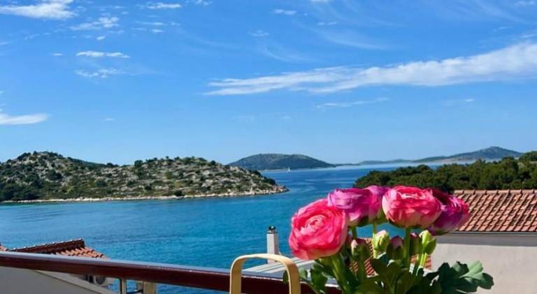 Apartment with 2 rooms for 6 persons in Vodice