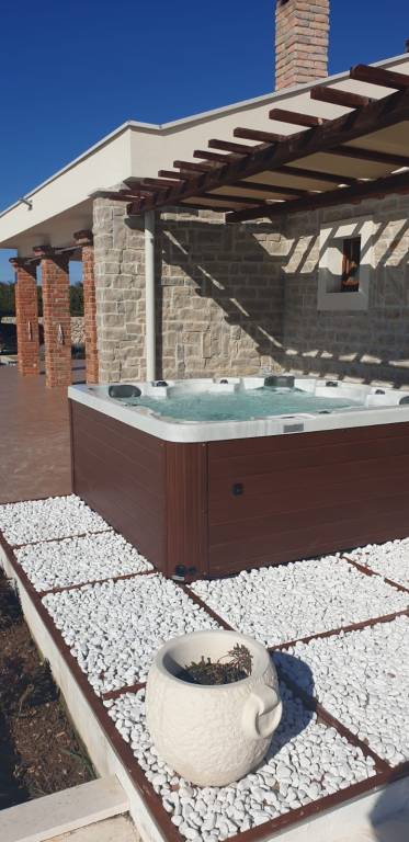 Fully equipped beautiful villa with BBQ, jacuzzi & garden | Pets allowed — photo 4