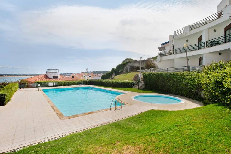 Apartment 'Vista Baia' with Sea View, Shared Pool and Wi-Fi in Leiria
