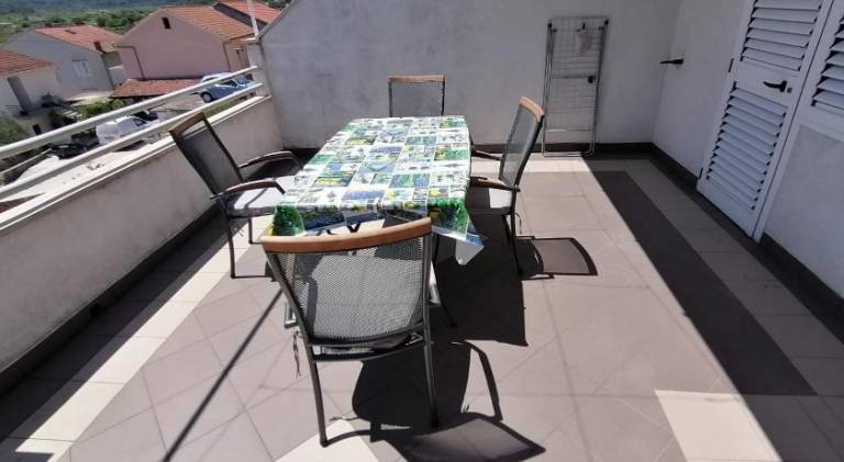 Holiday apartment with garden, terrace & barbecue in Jelsa