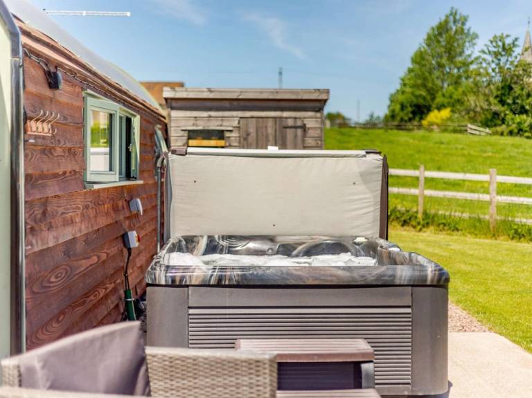 Camping with yard & hot tub | Water view — photo 3