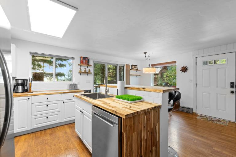 Vacation home with grill & patio | Lake view — photo 3