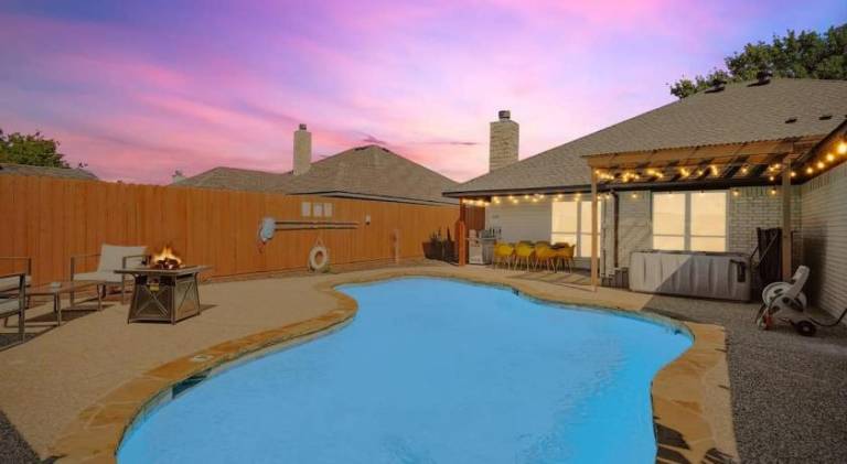 House with pool | Good for workation | Pet-friendly in Waxahachie, TX