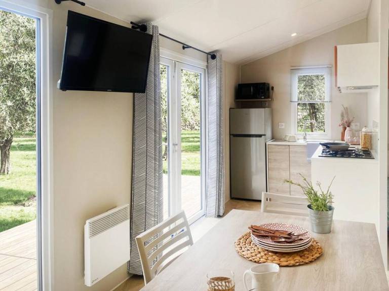 Children-friendly mobile home with pool & patio | Pets allowed — photo 5