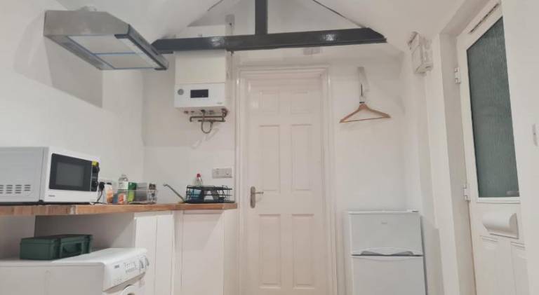 Cozy Detached Studio Retreat with Kitchen & Bath — photo 3