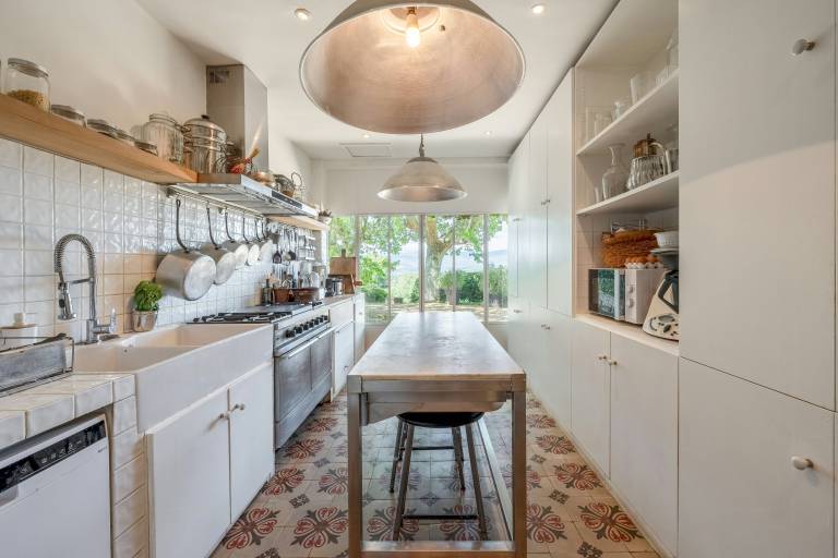 18th century bastide with heated pool in Provence — photo 4