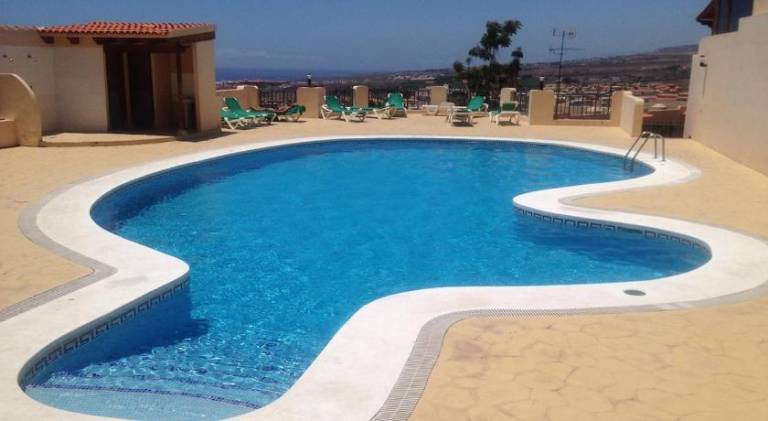 House with pool — photo 4
