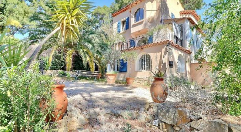 Villa with yard, terrace & pool in La Ciotat