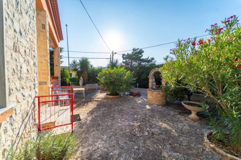 Villa with yard & barbecue — photo 4
