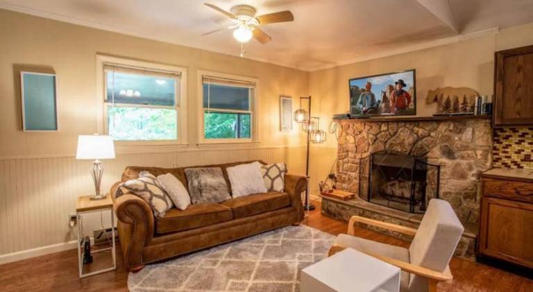 Rustic Mountain Cabin on River with Fireplace — photo 2