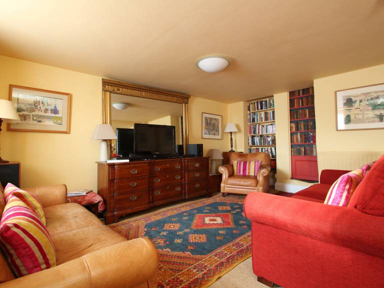 Cottage with yard | Beach view — photo 4