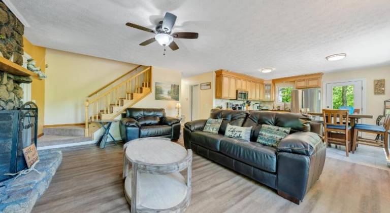 House with hot tub — photo 2