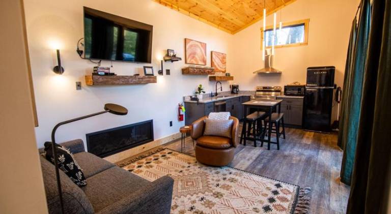 House with hot tub & pool | Dogs allowed — photo 2
