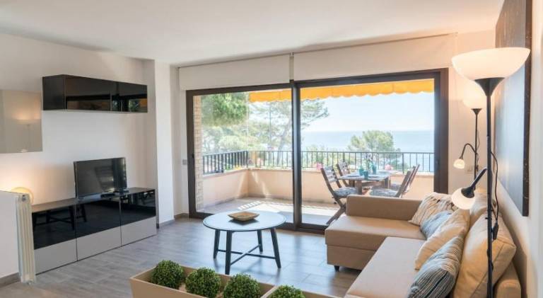 SeaHomes Vacations - Cala Banys Seafront Apt & PKG — photo 2